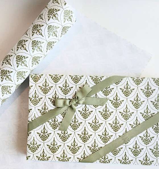 Gift wrapping with ribbon